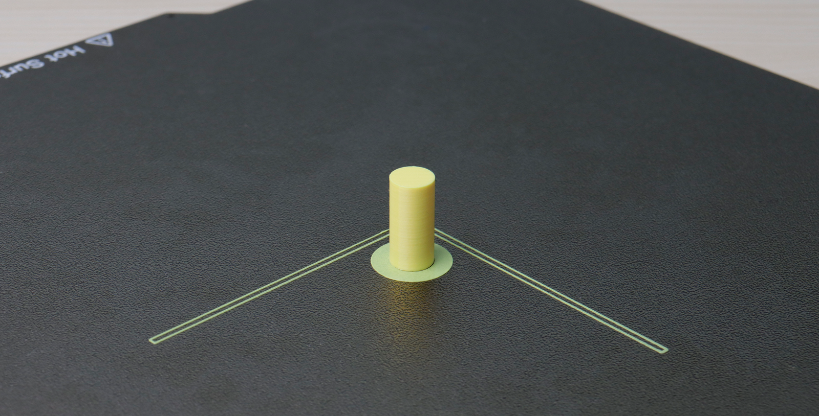 3D printed cylinder with brim on textured build plate
