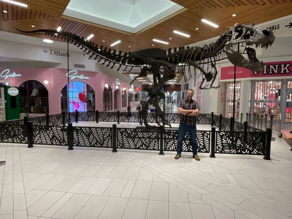 Il direttore del dipartimento d'arte della Utah Tech University ha creato un dinosauro gigante stampato in 3D con <tc>QIDI</tc> Stampanti 3D